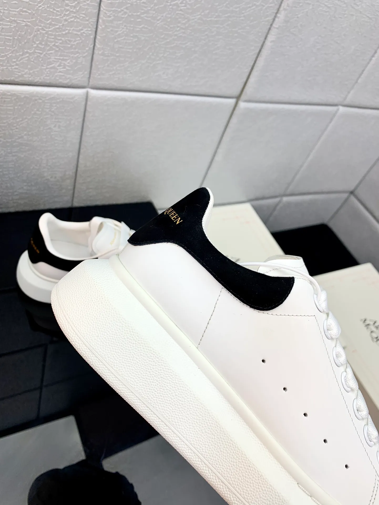 👟👟Ex-factory price 480👟👟 2022 latest upgraded version The latest McQueen white shoes original 1⃣: 1⃣ perfect replica ☑Deliver the latest counter full set of packaging 🎁Full series of color styles are constantly updated🥳🥳 🔺Fabric: Customized original matte silk cowhide 🔺Inner: imported water-dyed sheepskin lining/original customized soft cowhide cushion 🔺Feet: super clear high temperature air pressure logo➕soft latex pad 🔺Outsole: rubber T👟👟Ex-factory price U vacuum bottom/I👟👟Ex-factory price foam original bottom, thick bottom about 4cm 🔺Size: Female M34-40 Male M39-45